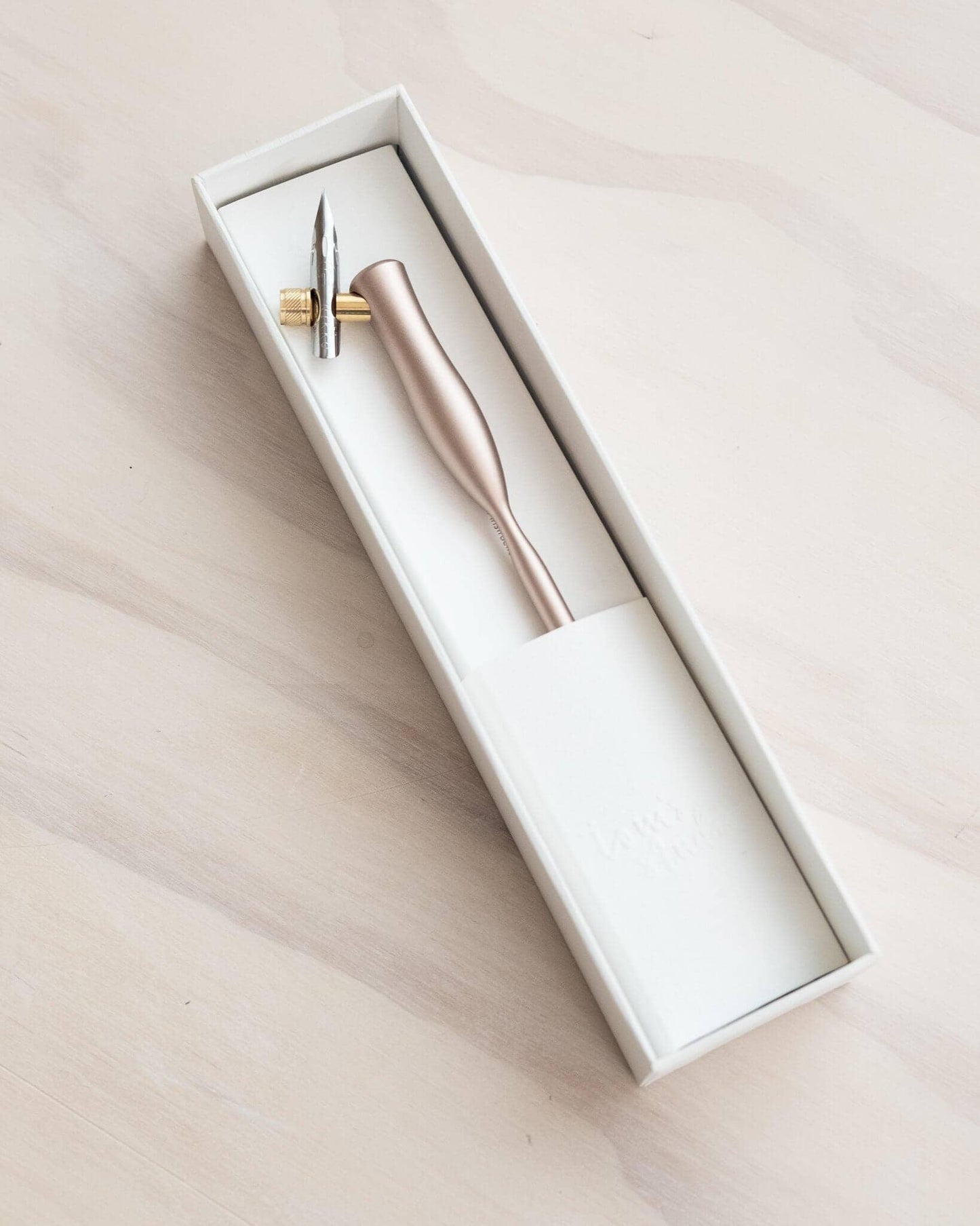 Rose Gold Flourish Calligraphy Pen in box with Leonardt G Nib, ideal for elegant writing. Available at stationery stores.