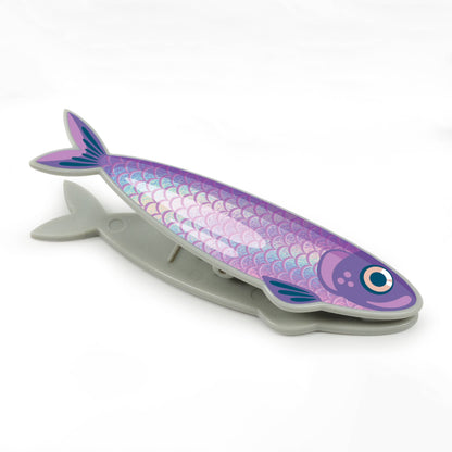 Iridescent sardine-shaped bag clip from Fish 'N Clips, perfect for sealing snacks. Available at stationery stores. Set of 4, by Fred Studio.